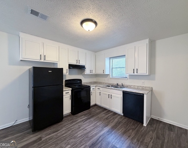 212 E Paces Drive - Photo Thumbnail 3