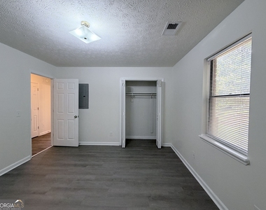 212 E Paces Drive - Photo Thumbnail 7