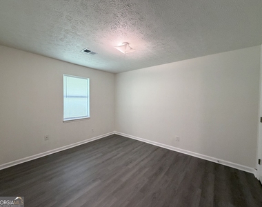 212 E Paces Drive - Photo Thumbnail 8