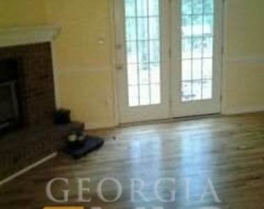 180 Williamsburg Way - Photo Thumbnail 8