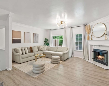6720 Stoneleigh Way - Photo Thumbnail 8