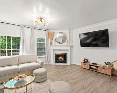 6720 Stoneleigh Way - Photo Thumbnail 7
