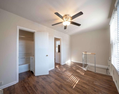 716 Lakeview Avenue Ne - Photo Thumbnail 3