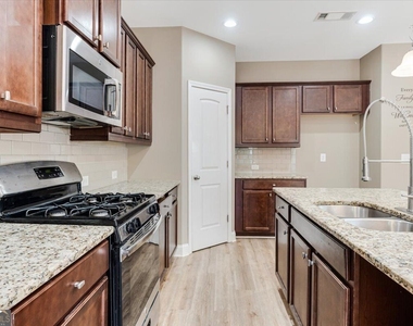250 Jackson Avenue - Photo Thumbnail 6