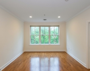 545 Morris Ave - Photo Thumbnail 6