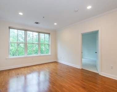 545 Morris Ave - Photo Thumbnail 7