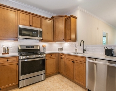 545 Morris Ave - Photo Thumbnail 3