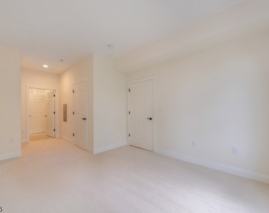 545 Morris Ave - Photo Thumbnail 10