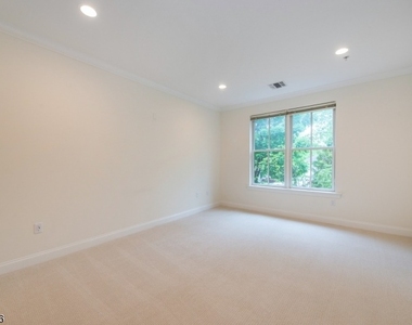 545 Morris Ave - Photo Thumbnail 16