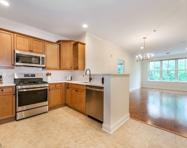 545 Morris Ave - Photo Thumbnail 1