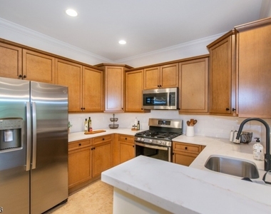 545 Morris Ave - Photo Thumbnail 2
