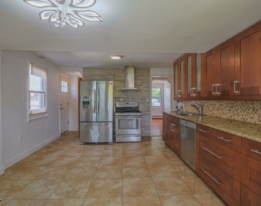 211 Bradford Ave - Photo Thumbnail 9