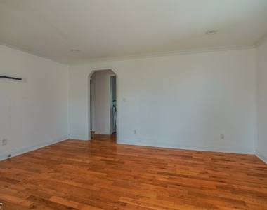 211 Bradford Ave - Photo Thumbnail 3