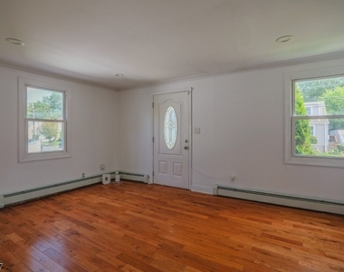 211 Bradford Ave - Photo Thumbnail 5