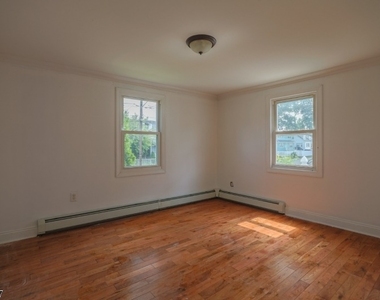 211 Bradford Ave - Photo Thumbnail 2