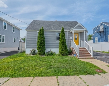 211 Bradford Ave - Photo Thumbnail 1