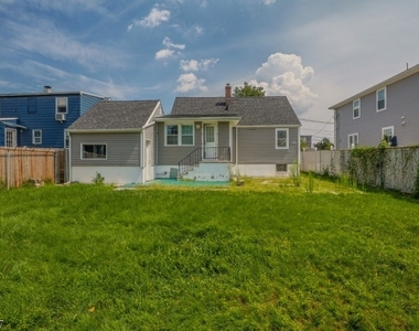 211 Bradford Ave - Photo Thumbnail 14