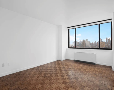 West 42nd Street - Photo Thumbnail 3