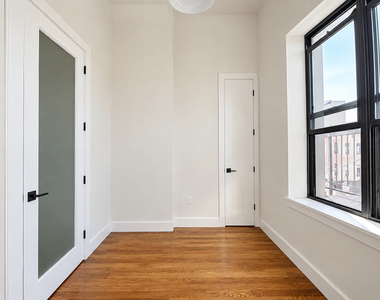 565 Evergreen Avenue - Photo Thumbnail 3