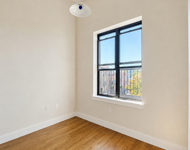 565 Evergreen Avenue - Photo Thumbnail 4