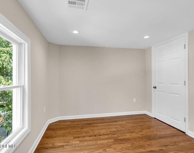 18 Maple Avenue - Photo Thumbnail 17