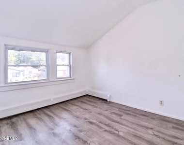 80 Shore Boulevard - Photo Thumbnail 8