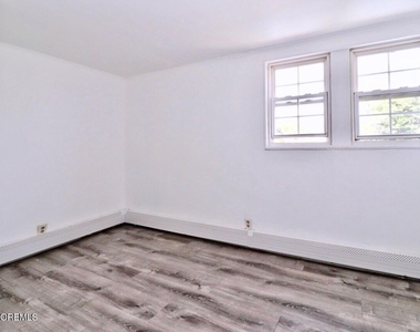 80 Shore Boulevard - Photo Thumbnail 14
