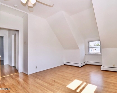 80 Shore Boulevard - Photo Thumbnail 5