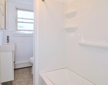 80 Shore Boulevard - Photo Thumbnail 11