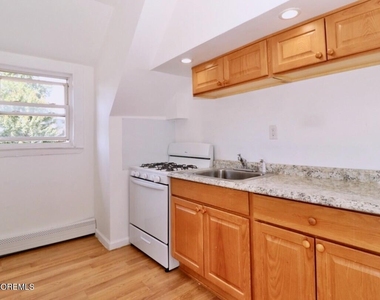 80 Shore Boulevard - Photo Thumbnail 3