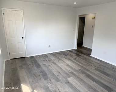 55 Chapin Avenue - Photo Thumbnail 3