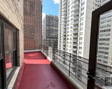 East 55 Street - Photo Thumbnail 5