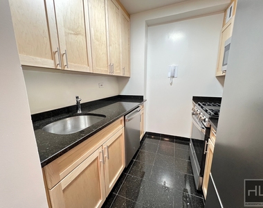 East 55 Street - Photo Thumbnail 3