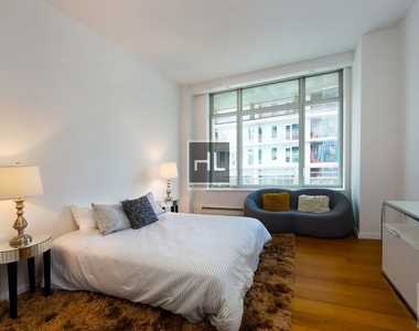 East 59 Street - Photo Thumbnail 2