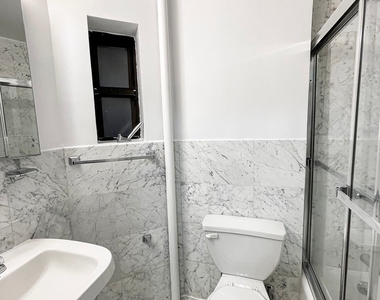 East 85 Street - Photo Thumbnail 5