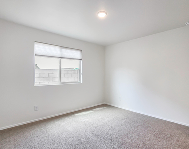 8562 S 253rd Avenue - Photo Thumbnail 12