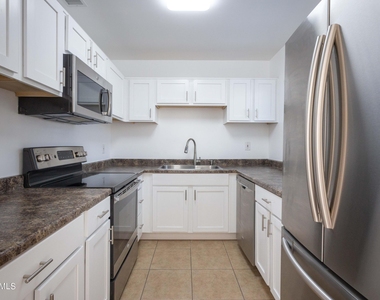 1043 E Maryland Avenue - Photo Thumbnail 4