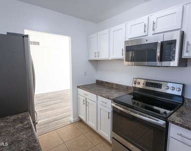 1043 E Maryland Avenue - Photo Thumbnail 3