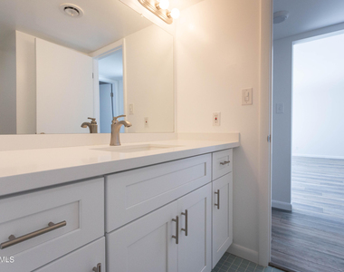 1043 E Maryland Avenue - Photo Thumbnail 10