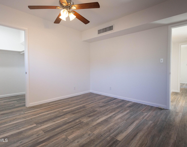 1043 E Maryland Avenue - Photo Thumbnail 6