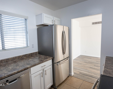 1043 E Maryland Avenue - Photo Thumbnail 2