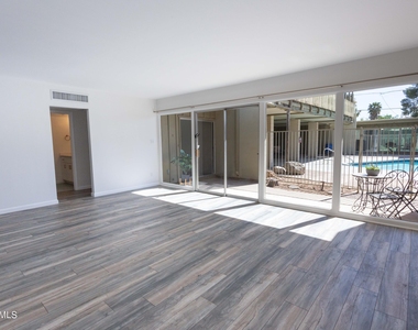 1043 E Maryland Avenue - Photo Thumbnail 1