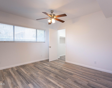 1043 E Maryland Avenue - Photo Thumbnail 7