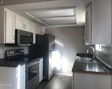3131 W Cochise Drive - Photo Thumbnail 2