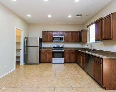 42480 W Santa Fe Street - Photo Thumbnail 4