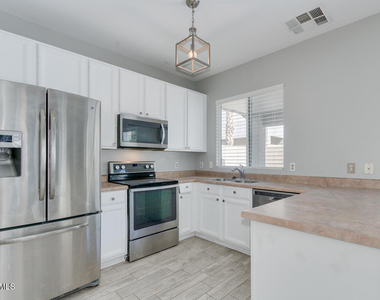 4230 E Windsor Drive - Photo Thumbnail 2