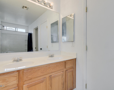 4230 E Windsor Drive - Photo Thumbnail 16