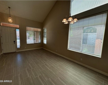 1470 W Armstrong Way - Photo Thumbnail 2
