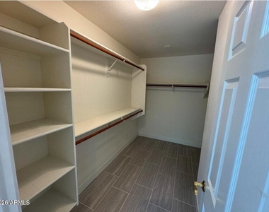 1470 W Armstrong Way - Photo Thumbnail 23