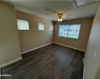 1470 W Armstrong Way - Photo Thumbnail 32